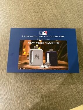 New York Yankees 2-Pack Glass Flask Set w/ Silicone Sleeve & Funnels NIB